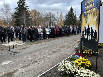 "Шануємо пам'ять про кожного": у селі на Черкащині відкрили Алею Слави на честь загиблих військових "Шануємо пам'ять про кожного": у селі на Черкащині відкрили Алею Слави на честь загиблих військових