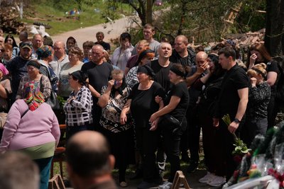 У Великому Бобрику на Сумщині попрощалися із двома загиблими внаслідок російської атаки У Великому Бобрику на Сумщині попрощалися із двома загиблими внаслідок російської атаки