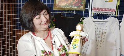 Вчить доньку "українському коду": хмельничанка Оксана Мацькова займається рукоділлям з дитинства Вчить доньку "українському коду": хмельничанка Оксана Мацькова займається рукоділлям з дитинства