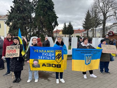 У Луцьку влаштували автопробіг на підтримку військовополонених У Луцьку влаштували автопробіг на підтримку військовополонених