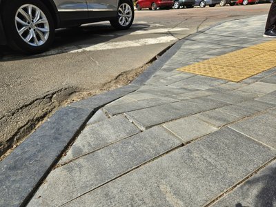 Нова плитка та старі ями – який вигляд мають тротуари на Покровській у Житомирі Нова плитка та старі ями – який вигляд мають тротуари на Покровській у Житомирі