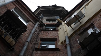 "Інколи дуже страшно, буває, що падає". центрі Дніпра руйнується надбудова на об’єкті культурної спадщини "Інколи дуже страшно, буває, що падає". центрі Дніпра руйнується надбудова на об’єкті культурної спадщини