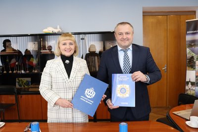 Ректорка вишу ЛНУ імені Тараса Шевченка Олена Караман та голова Долинської громади Іван Дирів Ректорка вишу ЛНУ імені Тараса Шевченка Олена Караман та голова Долинської громади Іван Дирів