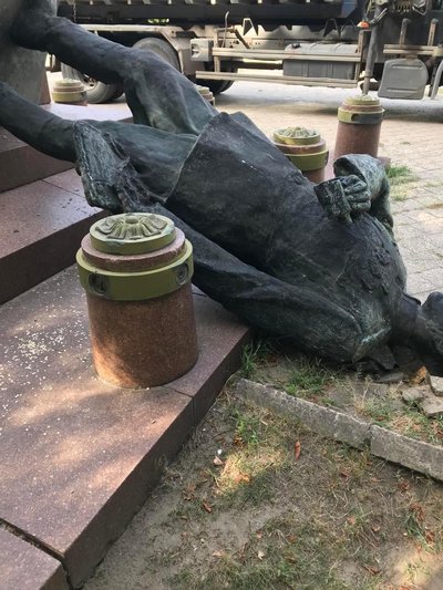 В Ізюмі "демонтувався" пам'ятник Волоху В Ізюмі "демонтувався" пам'ятник Волоху