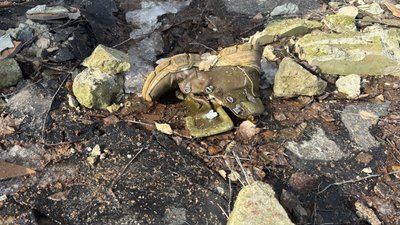 Взуття на місці зруйнованого штабу 113-ї бригади ТрО на вулиці Селянській у Харкові, 2 березня 2026 року Взуття на місці зруйнованого штабу 113-ї бригади ТрО на вулиці Селянській у Харкові, 2 березня 2026 року
