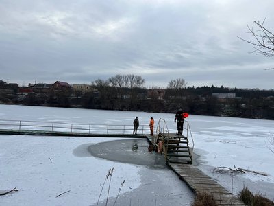 "Холодно, але кайфово": як вінничани купалися на Водохреща