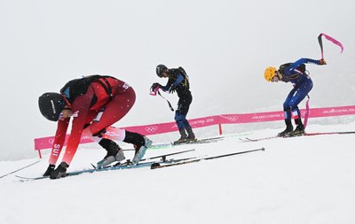 Проміжний етап у спринті в скі-альпінізмі на Олімпіаді-2026, де учасники знімають лижі та прикріплюють їх до рюкзаків, щоб пішки долати сходинки на шляху до останнього етапу Проміжний етап у спринті в скі-альпінізмі на Олімпіаді-2026, де учасники знімають лижі та прикріплюють їх до рюкзаків, щоб пішки долати сходинки на шляху до останнього етапу