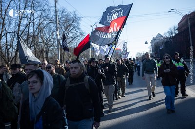 "Нас не так багато, але ми все одно це все втримали": у Києві відбувся марш до Дня добровольця "Нас не так багато, але ми все одно це все втримали": у Києві відбувся марш до Дня добровольця