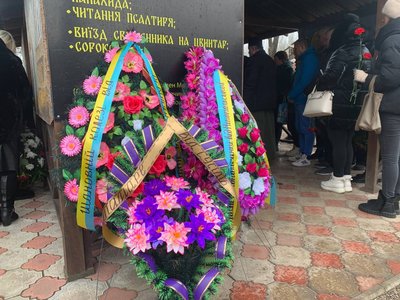 У Нікополі прощаються з директоркою гімназії, яка загинула через обстріл РФ У Нікополі прощаються з директоркою гімназії, яка загинула через обстріл РФ