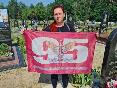 Лілія показує прапор 95 бригади: невідомі зірвали його з могили її чоловіка і викинули на смітник Лілія показує прапор 95 бригади: невідомі зірвали його з могили її чоловіка і викинули на смітник