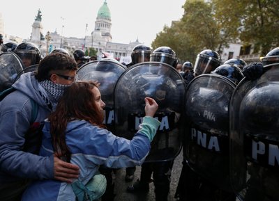 Біля парламенту Аргентини відбувся протест: десятки людей поранені Біля парламенту Аргентини відбувся протест: десятки людей поранені