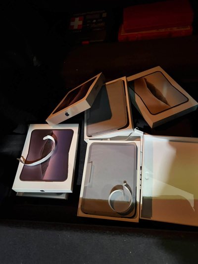 Техніка "Apple" в багажнику автомобіля Техніка "Apple" в багажнику автомобіля
