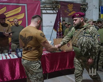 Полковник Олег Апостол нагородив воїнів житомирської 95 бригади