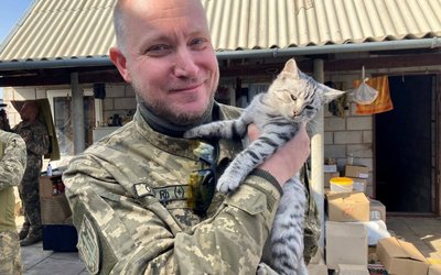 "На фронті продовжував викладати". Історія військового з Дніпра, який після поранення викладає історію в школі