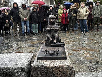 У Полтаві відкрили мініскульптуру полеглому воїну Юліану Матвійчуку з позивним "Бобер" У Полтаві відкрили мініскульптуру полеглому воїну Юліану Матвійчуку з позивним "Бобер"
