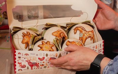 "Вишиває" писанки вечорами: майстриня із Рівного створює великодній декор "Вишиває" писанки вечорами: майстриня із Рівного створює великодній декор