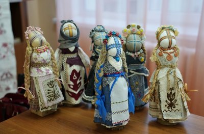 "Самі підказують, як їх одягнути": як черкащанка майструє народні ляльки "Самі підказують, як їх одягнути": як черкащанка майструє народні ляльки