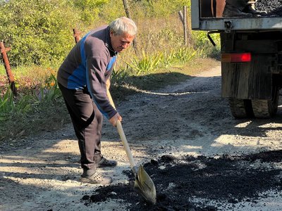 «Не до наших доріг зараз»: жителі села на Черкащині своїми силами асфальтують дорогу «Не до наших доріг зараз»: жителі села на Черкащині своїми силами асфальтують дорогу