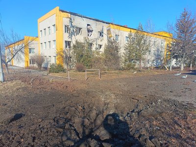 Російські військові обстріляли будівлю міської ради, школу та відділення лікарні у Бахмуті — МВА
