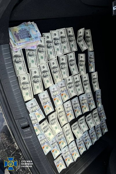 Інспектора Одеської митниці та його колегу з сусідньої країни викрили на хабарі Інспектора Одеської митниці та його колегу з сусідньої країни викрили на хабарі