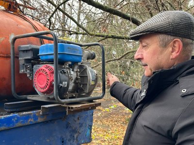 Возить військовим воду на фронт та гасить пожежі після обстрілів. Історія волонтера Віктора Волощука Возить військовим воду на фронт та гасить пожежі після обстрілів. Історія волонтера Віктора Волощука