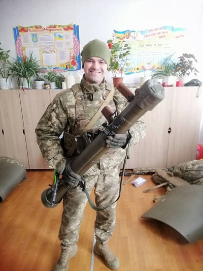 Фаготист Іван Мелета тримає гранатомет Фаготист Іван Мелета тримає гранатомет