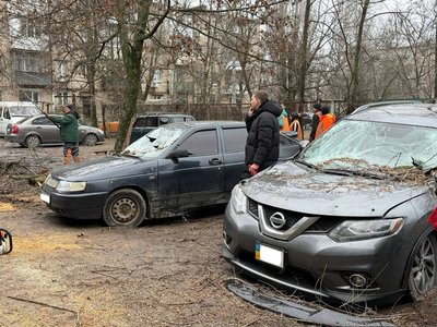Пошкоджені автівки, повалені світлофори. У Дніпрі оголосили штормове попередження Пошкоджені автівки, повалені світлофори. У Дніпрі оголосили штормове попередження