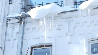 Хто повинен прибирати бурульки з дахів будинків в Житомирі Хто повинен прибирати бурульки з дахів будинків в Житомирі