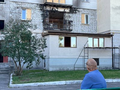 «Дивлюсь і плачу»: як живуть мешканці багатоповерхівки у Смілі, куди влучив дрон «Дивлюсь і плачу»: як живуть мешканці багатоповерхівки у Смілі, куди влучив дрон