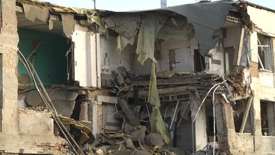 У будівлі швейної фабрики зруйновано стіни та поверхи У будівлі швейної фабрики зруйновано стіни та поверхи