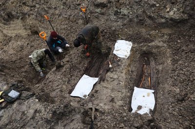 Поховання героїв. У Львові на Личаківському військовому кладовищі розпочали ексгумацію давніх поховань Поховання героїв. У Львові на Личаківському військовому кладовищі розпочали ексгумацію давніх поховань
