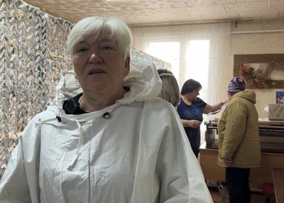 "Несли все, кожен мешканець району": волонтерки з Кременчука плетуть маскувальні сітки для фронту "Несли все, кожен мешканець району": волонтерки з Кременчука плетуть маскувальні сітки для фронту