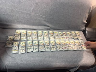 На Одещині прикордонники виявили понад 270 тис доларів, схованих у шкарпетках в автомобілі На Одещині прикордонники виявили понад 270 тис доларів, схованих у шкарпетках в автомобілі