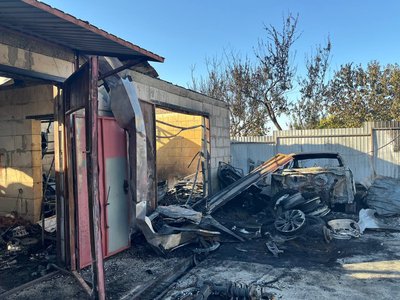 Війська РФ вдарили по Дніпровському району: сталася пожежа на приватному подвір'ї Війська РФ вдарили по Дніпровському району: сталася пожежа на приватному подвір'ї