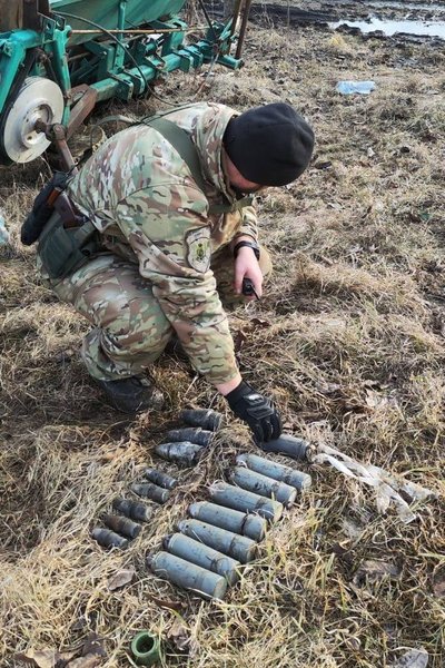 Знайдені боєприпаси на Донеччині. Фото: Telegram / поліція Луганщини Знайдені боєприпаси на Донеччині. Фото: Telegram / поліція Луганщини