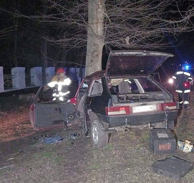 На Одещині авто влетіло у дерево, загинули троє людей, серед них діти двох та семи років На Одещині авто влетіло у дерево, загинули троє людей, серед них діти двох та семи років