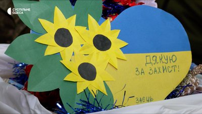 Листи від дітей, старлінки від волонтерів: до новорічних свят на фронт відправили допомогу Листи від дітей, старлінки від волонтерів: до новорічних свят на фронт відправили допомогу