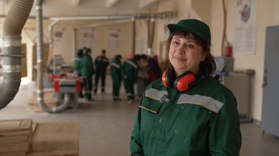 Обробляють деревину та роблять з неї плінтуса: на Чернігівщині жінок навчають на верстатниць з деревообробки Обробляють деревину та роблять з неї плінтуса: на Чернігівщині жінок навчають на верстатниць з деревообробки