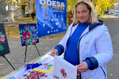 Вино, бринза, вишивка та багато пісень Одещини: на Одеській кіностудії пройшов фестиваль “Арт-вікенд” Вино, бринза, вишивка та багато пісень Одещини: на Одеській кіностудії пройшов фестиваль “Арт-вікенд”