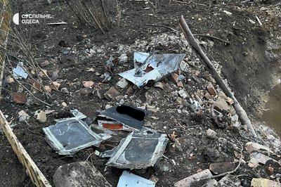 Пожежа у будинку, вирва та вибиті вікна: наслідки нічної атаки по Одесі Пожежа у будинку, вирва та вибиті вікна: наслідки нічної атаки по Одесі
