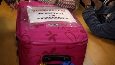 Сім валіз допомоги: волонтерки з США привезли до Житомира швейні машинки та тканини Сім валіз допомоги: волонтерки з США привезли до Житомира швейні машинки та тканини