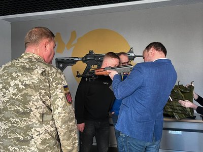 Делегація з Естонії приїхала до Києва ознайомитися з досвідом навчання в умовах війни Делегація з Естонії приїхала до Києва ознайомитися з досвідом навчання в умовах війни