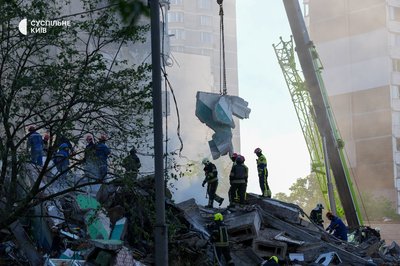 Атаки РФ на Київ: У Дарницькому районі під завалами дев'ятиповерхівки продовжують шукати людей Атаки РФ на Київ: У Дарницькому районі під завалами дев'ятиповерхівки продовжують шукати людей