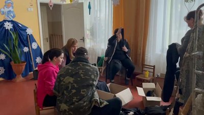 У громаді на Житомирщині дошкільнята разом з дорослими сплели маскувальну сітку для ЗСУ У громаді на Житомирщині дошкільнята разом з дорослими сплели маскувальну сітку для ЗСУ
