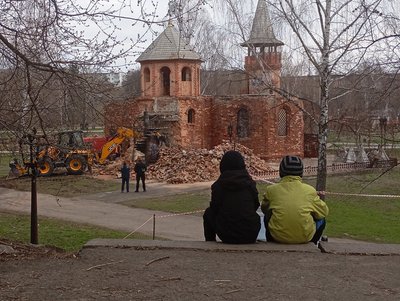 У дитячому парку в Сумах демонтують аварійний замок