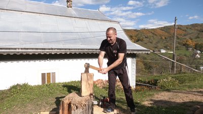 Староста села, Бабин, воює, Володимир Гелетюк, коле дрова Староста села, Бабин, воює, Володимир Гелетюк, коле дрова