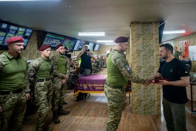 Президент вручив нагороди військовим житомирської 95-ї бригади Президент вручив нагороди військовим житомирської 95-ї бригади