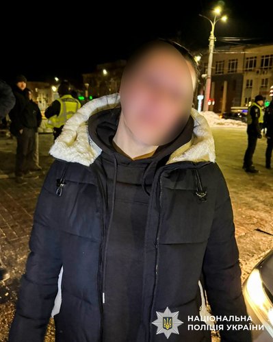 Судили жінку, яка перекинула портрети загиблих військових в центрі Рівного Судили жінку, яка перекинула портрети загиблих військових в центрі Рівного