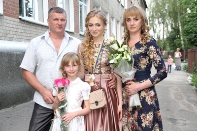 Сімʼя Садомських на останньому дзвонику в Богдани Сімʼя Садомських на останньому дзвонику в Богдани