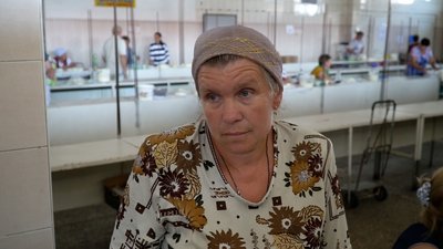 Продавчиня молока Олена Гунченко розповідає, як торгують продуктами у спеку Продавчиня молока Олена Гунченко розповідає, як торгують продуктами у спеку